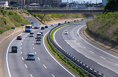 なぜ日本の道路はツギハギだらけなのか？